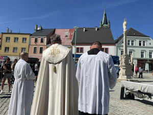 Po 50 letech stojí opět na opraveném náměstí v Tachově mariánský sloup