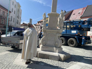 Po 50 letech stojí opět na opraveném náměstí v Tachově mariánský sloup