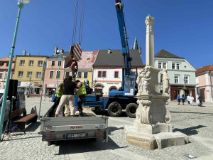 Po 50 letech stojí opět na opraveném náměstí v Tachově mariánský sloup