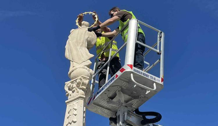 Po 50 letech stojí opět na opraveném náměstí v Tachově mariánský sloup