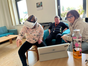 Senioři se díky virtuální realitě podívají do Paříže i z pohodlí stacionáře