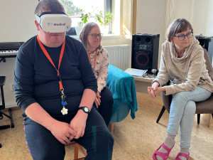 Senioři se díky virtuální realitě podívají do Paříže i z pohodlí křesla ve stacionáři