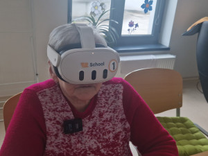 Senioři se díky virtuální realitě podívají do Paříže i z pohodlí křesla ve stacionáři