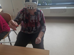 Senioři se díky virtuální realitě podívají do Paříže i z pohodlí křesla ve stacionáři