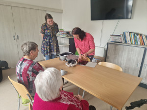 Senioři se díky virtuální realitě podívají do Paříže i z pohodlí křesla ve stacionáři