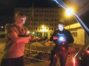 Mladý řidič zhasl světla doufal, že si ho policie nevšimne. Na triku měl řadu průšvihů
