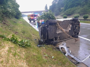 Hrozivá nehoda na dálnici D5. Auto vyletělo na mokru ze silnice až k lesu, kde vytrhlo strom