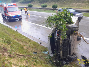 Hrozivá nehoda na dálnici D5. Auto vyletělo na mokru ze silnice až k lesu, kde vytrhlo strom