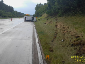 Hrozivá nehoda na dálnici D5. Auto vyletělo na mokru ze silnice až k lesu, kde vytrhlo strom
