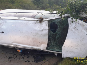 Hrozivá nehoda na dálnici D5. Auto vyletělo na mokru ze silnice až k lesu, kde vytrhlo strom