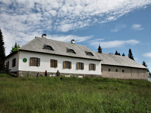 Legendární hájovna na Březníku leží v části Šumavy s nejdrsnějším počasím. Teď láká na novou výstavu