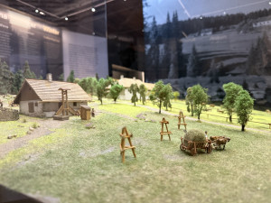 Legendární hájovna na Březníku leží v části Šumavy s nejdrsnějším počasím. Teď láká na novou výstavu