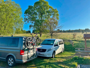 Za skandální parkování u známého šumavského památníku už padly první pokuty