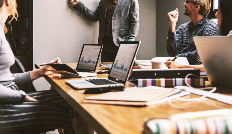 V květnu přibylo v Česku 1 289 firem, dominovala Praha