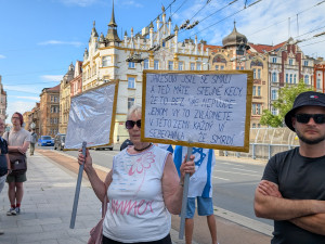 Vlastizrádce, hanba, skandovali odpůrci Petra Fialy. Debatu v Plzni zahalila pachuť nenávisti