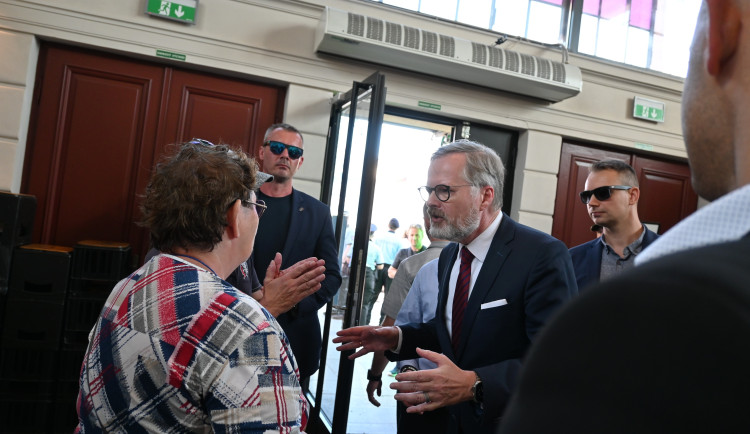 Vlastizrádce, hanba, skandovali odpůrci Petra Fialy. Debatu v Plzni zahalila pachuť nenávisti