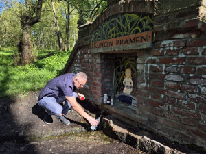 Pozor na vodu z některých studánek, může způsobit nepříjemné střevní potíže