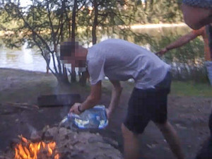Parta si přes zákaz rozdělala oheň u Šídlovského rybníka. Veřejná ohniště lidem chybí