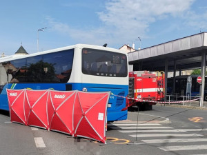 Seniorka utrpěla při střetu s autobusem velmi těžké zranění. Policie hledá svědky nehody