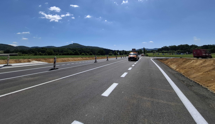 Končí nepříjemná objížďka na silnici I/22 u Domažlic, kde se přestavovala křižovatka