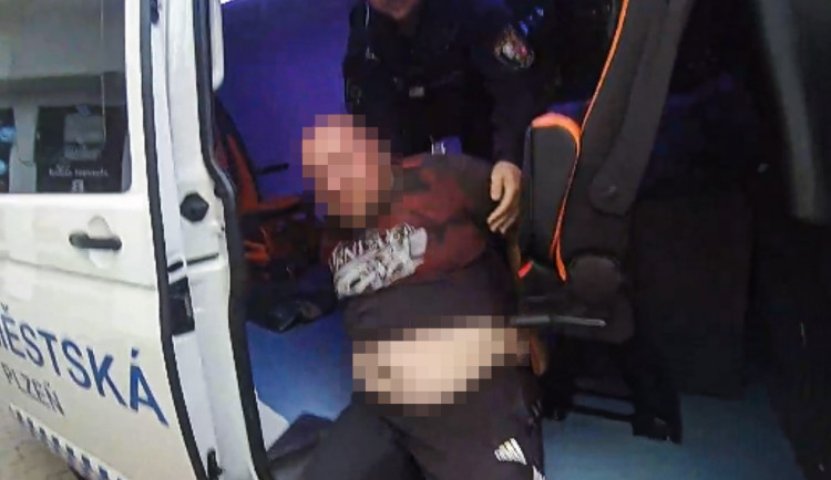 Opilý muž se ohnal po muži s dítětem, kolemjdoucím nadával a bušil pěstmi do domu