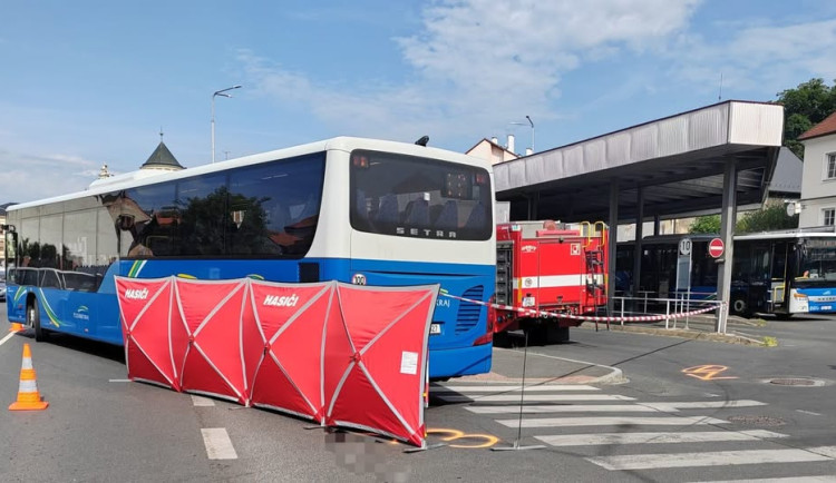 Seniorka utrpěla po střetu s autobusem velmi těžké zranění. Policie hledá svědky nehody