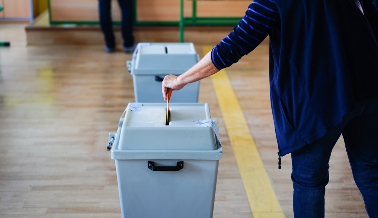 Politické strany ve volební kampani v Plzeňském kraji sází na setkání s lidmi