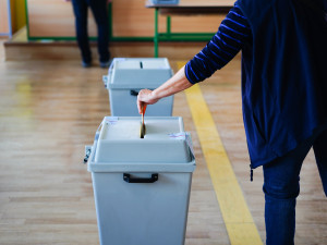 Politické strany ve volební kampani v Plzeňském kraji sází na setkání s lidmi