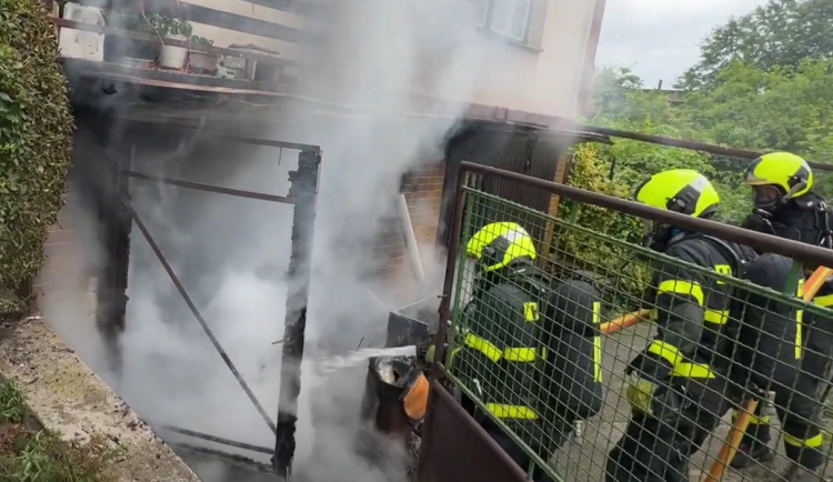 VIDEO: Hasiči zachránili majetek za 2 miliony při požáru garáže ve Skalici