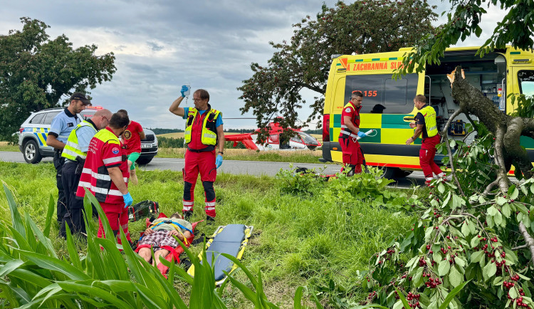 Pád z pěti metrů při trhání třešní. Pro dva zraněné letěl vrtulník