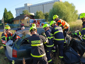 Rychlík smetl na železničním přejezdu osobní automobil. Řidič přehlédl blikající výstražné znamení
