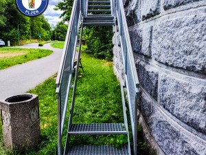 Zloděj ukradl schodiště k vyhlídce na pilíři, začal odspodu a nahoru už nedosáhl