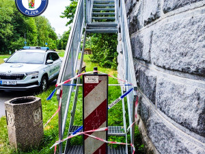 Zloděj ukradl schodiště k vyhlídce na pilíři, začal odspodu a nahoru už nedosáhl