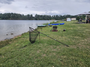 Rybář vytáhl na prutu z přehrady pořádně vzteklou želvu nádhernou o délce 35 cm