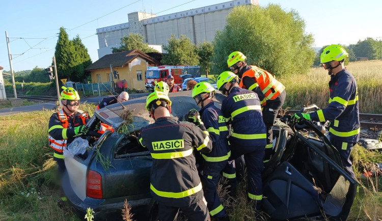 Vlak smetl na železničním přejezdu osobní automobil. Řidič utrpěl velmi těžké zranění