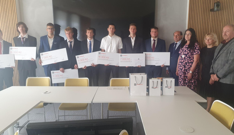 Ocenění učňů a studentů SOUE Plzeň na Krajském úřadě v Plzni za účasti vedení školy, zástupců ČEZ Distribuce a krajského úřadu (27.6.2025).