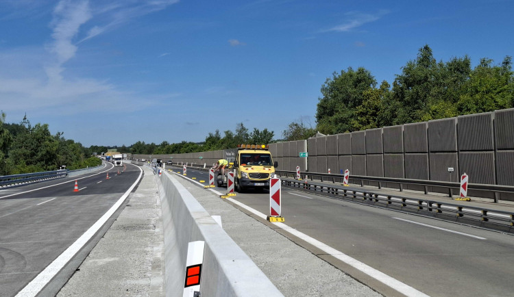 Po třech měsících končí oprava povrchu dálnice D5 v úseku mezi kilometry 122 - 129