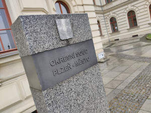 Studenti z univerzity v Plzni u soudu s bývalým děkanem přiznali vyšší stipendia