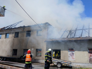 Hasiči likvidovali v úmorném vedru požár domu, vyhlásili 2. stupeň pohotovostního poplachu