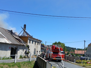 Hasiči likvidovali v úmorném vedru požár domu, vyhlásili 2. stupeň pohotovostního poplachu