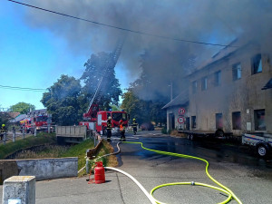 Hasiči likvidovali v úmorném vedru požár domu, vyhlásili 2. stupeň pohotovostního poplachu