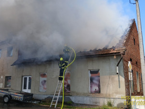 Hasiči likvidovali v úmorném vedru požár domu, vyhlásili 2. stupeň pohotovostního poplachu