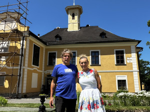 Zchátralý šumavský zámek v Nemilkově opravili manželé z Prahy a zpřístupnili ho veřejnosti
