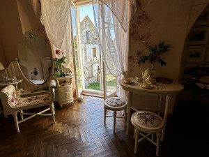 Zchátralý šumavský zámek v Nemilkově opravili manželé z Prahy a zpřístupnili ho veřejnosti