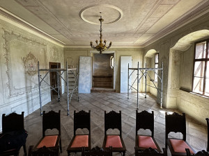 Aktuálně se pracuje na záchraně velmi cenného barokního tanečního sálu