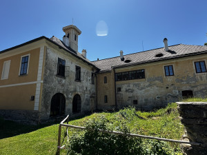 Zchátralý šumavský zámek v Nemilkově opravili manželé z Prahy a zpřístupnili ho veřejnosti