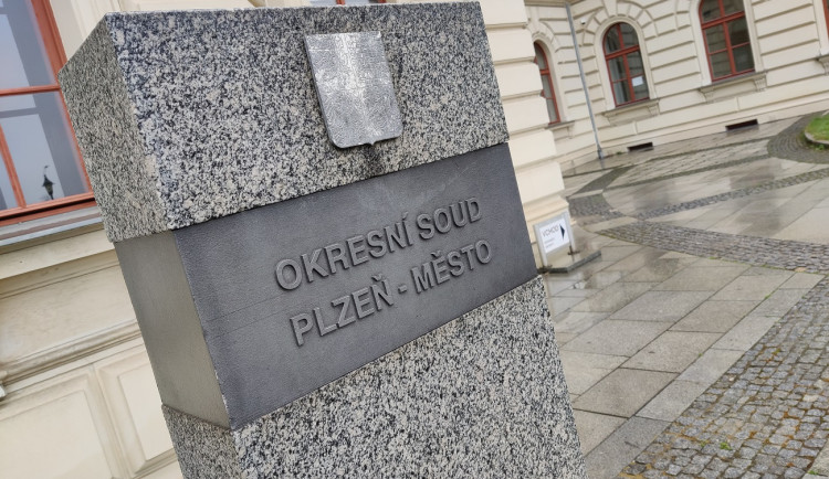 Studenti z univerzity v Plzni u soudu s bývalým děkanem přiznali vyšší stipendia