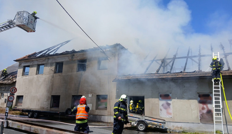 Hasiči likvidovali v úmorném vedru požár domu, vyhlásili 2. stupeň pohotovostního poplachu