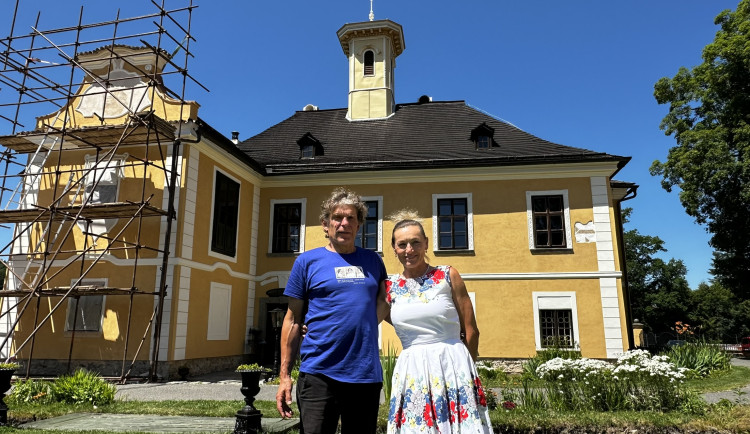 Svůj životní sen mění v realitu manželé Markéta a Michal Kaplanovi na svém zámku Nemilkov