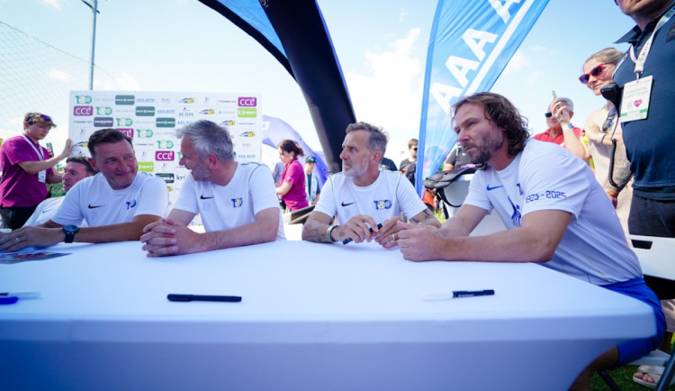 KOMENTÁŘ: Hašek má nůž na krku, ale ani Nedvěd si nemůže dělat, co chce